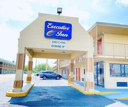 קינגסוויל Executive Inn מראה חיצוני תמונה